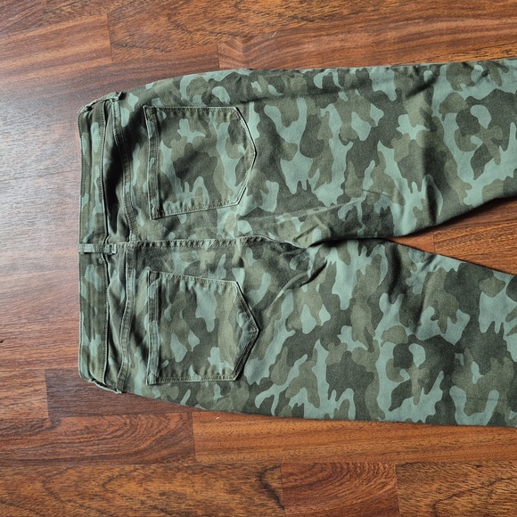 Old Navy Camo Rockstar Ankle Jeans - Picture 8 of 8